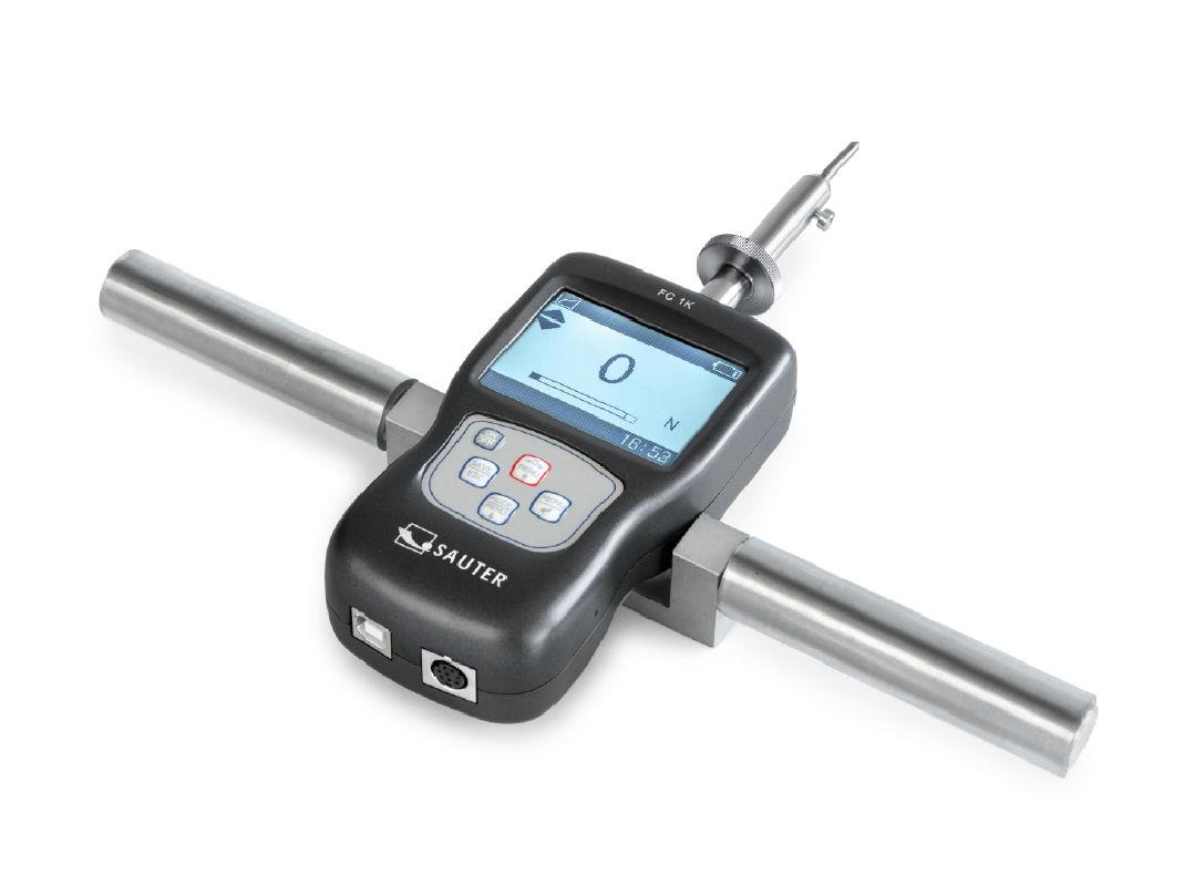 CS194-01 CS194-01 Digitale penetrometer voor beton/ mortel Digitale Spuitbeton tester
Meetbereik 1000 N, eenheid 1 N
Het controleren van de consistentie van gespoten beton is essentieel om de maximale sterkte van het beton tijdens het uithardingsproces te garanderen
De CS194-01 bepaalt precies de krachten die nodig zijn om de naald in het beton te laten doordringen. Hierdoor kunnen betrouwbare conclusies worden getrokken over de druksterkte van het schot in de droge fase
Peak-Hold-functie voor de registratie van de piekwaarde resp. Track-functie voor de continu weergave van de meetwaarde
Metalen behuizing voor duurzaam gebruik en ruwe omgevingsomstandigheden
Capaciteitsaanduiding: Een oplopende lichtband geeft het nog beschikbare meetbereik aan
Grenswaardefunctie: programmering van max/min met akoestisch en optisch signaal via OK-display
Veiligheid: Bij overschrijding van 110 % van het meetbereik geeft het apparaat duidelijke akoestische en optische signalen af.
Geleverd in een robuuste draagkoffer
Omkeerbare display met achtergrondverlichting
Instelbaar: AUTO-OFF-functie of continubedrijf. Acculaadcontrole CFC 1K-BT